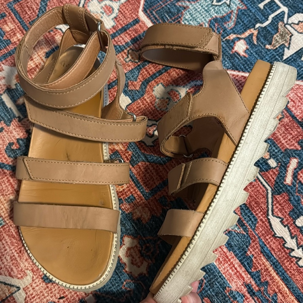 Strappy sorel sandal sz 6